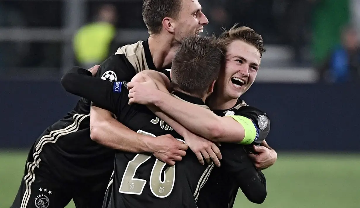Perayaan gol balasan dari Ajax pada leg kedua laga perempat final Liga Champions yang berlangsung di Stadon Allianz, Turin, Rabu (17/4). Juventus kalah 1-2 Kontra Ajax. (AFP/Marco Bertorello)