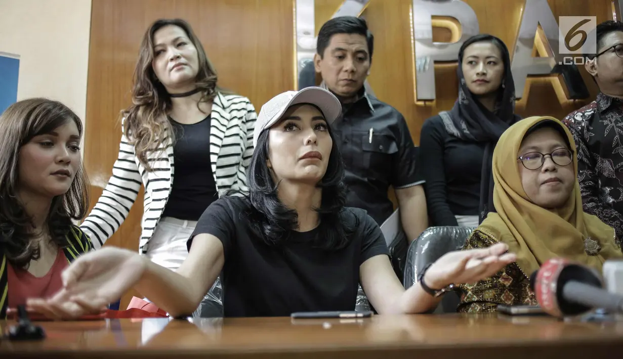 Artis Tyas Mirasih didampingi Wakil ketua Komisi Perlindungan Anak Indonesia (KPAI) Rita Pranawati memberikan keterangan terkait dugaan tuduhan penculikan anak bernama Amadine Cattleya di Gedung KPAI, Jakarta, Jumat (16/3). (Liputan6.com/Faizal Fanani)