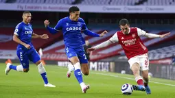 Pemain Arsenal Dani Ceballos (kanan) memperebutkan bola dengan pemain Everton Ben Godfrey pada pertandingan Liga Inggris di Emirates Stadium, London, Inggris, Jumat (23/4/2021). Arsenal kalah 0-1 dari Everton. (John Walton/Pool via AP)