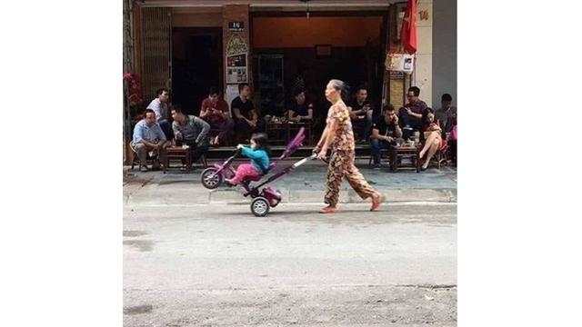 6 Kelakuan Kocak Ibu-Ibu Terlalu Santai Asuh Anak Ini Bikin Geregetan