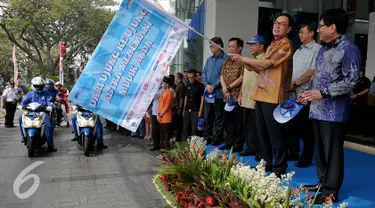 Presiden Direktur Prijono Sugiarto (memegang bendera) melepas tim layanan mudik Astra Holiday Campaign (AHC) 2015, Jakarta, Jumat (10/7/2015). Program ini berlangsung pada 13-22 Juli 2015 di sepanjang jalur mudik Jawa-Bali. (Liputan6.com/Johan Tallo)