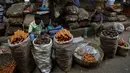 Pedagang sayur menunggu pelanggan di pasar grosir yang sepi saat jam belanja di Kolkata, India, Rabu (9/6/2021). India melonggarkan sebagian pembatasan untuk mengekang penyebaran virus corona COVID-19. (AP Photo/Bikas Das)