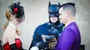 Batman jadi pendeta yang mengesahkan pernikahan kamu seperti menjadi hal yang di luar pikiran pada umumnya. Sang pengantin pria mengenakan jas yang identik dengan musuh Batman, Joker. (distractify.com)