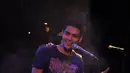 Lewat akun Instagramnya, pria kelahiran 22 April 1993 dai Poitiers, Vienne tersebut kerap bagikan momen dirinya manggung. Bergaya casual dengan kaus, penampilan Maxime jadi anak band bikin terpesona. (Liputan6.com/IG/@bouttier_maxime)