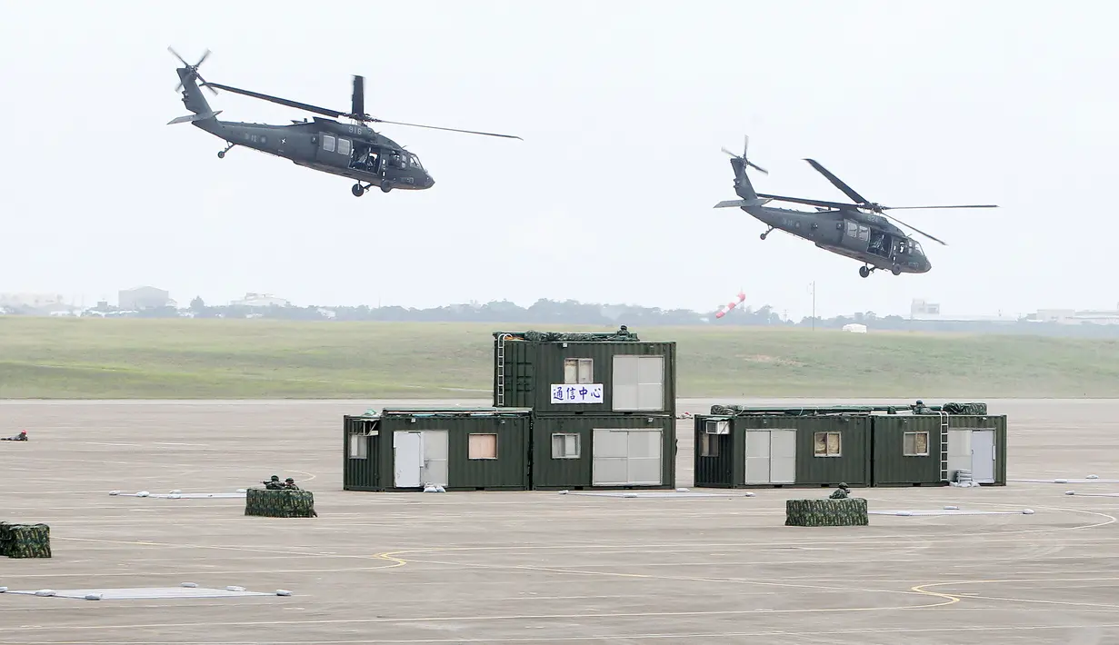 Helikopter Black Hawk UH-60 berpartisipasi dalam latihan militer tahunan Han Kuang di sebuah pangkalan udara di Taichung, Kamis (7/6). Latihan militer tahunan terbesar ini digelar di tengah kian agresifnya China terhadap Taiwan. (AP/Chiang Ying-ying)