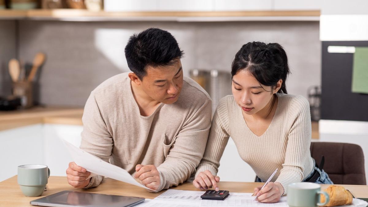 китайский менеджер. китайцы бизнес визитные карточки. как работает инвестор. Chinese accounting. человек с калькулятором.