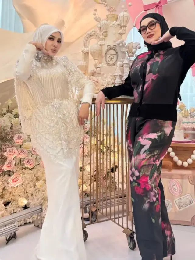 Gaya Publik Figur Hadir di Ulang Tahun Syahrini ke-45