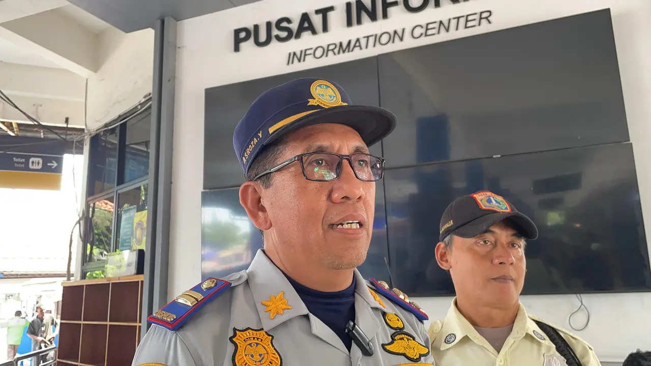 Komandan Regu Dishub Terminal Kampung Rambutan, Asroza Yanuar, saat diwawancarai awak media, Minggu (6/4/2025).