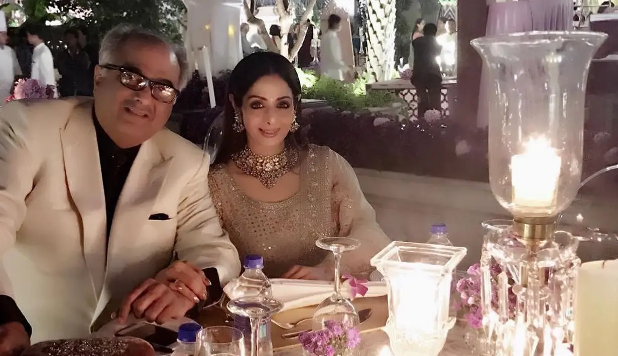 Sridevi dan Boney Kapoor selalu tampil mesraa di berbagai kesempatan. Ia kerap menambahkan gambar hati saat mengunggah foto kebersamaan dengan sang suami. (Foto: instagram.com/sridevi.kapoor)