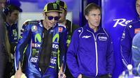 Pembalap Movistar Yamaha, Valentino Rossi, masih harus menggunakan tongkat pada sesi latihan MotoGP Aragon, Jumat (22/9/2017). (AFP/Javier Soriano)