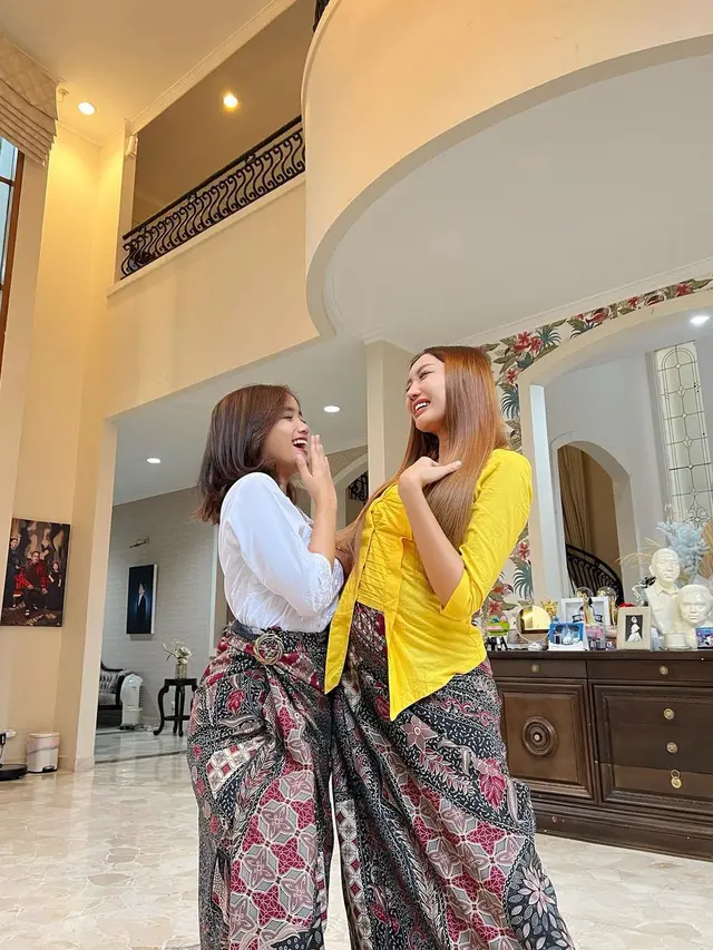6 Potret Fuji dan Lucinta Luna Kompak Pakai Kebaya, Jadi Sorotan