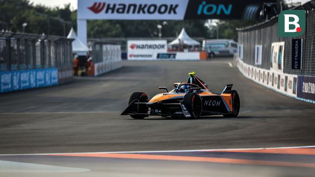 Foto: Manuver Para Pebalap Formula E saat Jajal Jakarta Intenational E-Prix Circuit pada Sesi Latihan Bebas