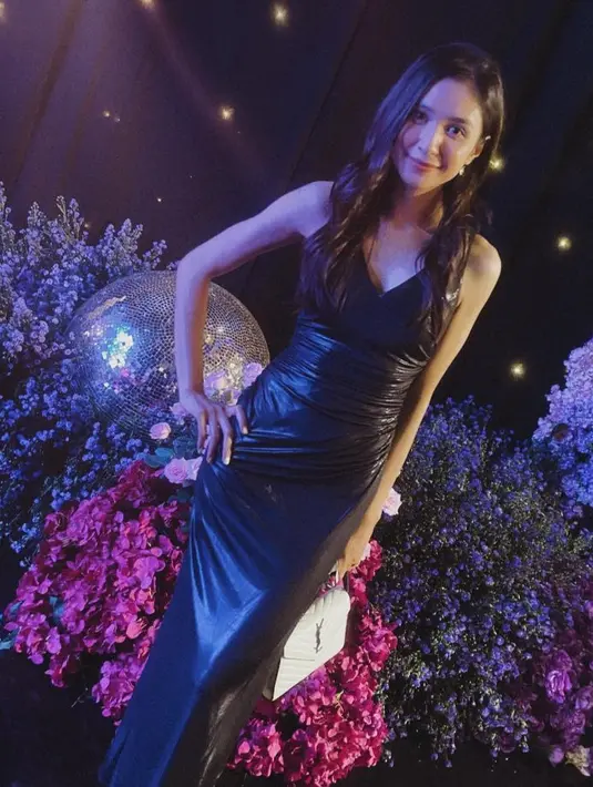 Mikha Tambayong memilih mengenakan gaun hitam spaghetti strap. Dengan aksen rok berbahan leather. Ia pun membawa tas YSL putihnya. [@miktambayong]