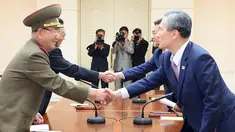 Perwakilan kedua negara saling bersalaman usai pertemuan di Istana Presiden Korsel, Selasa (25/8/2015).  Kesediaan Korut untuk minta maaf, bagian dari kesepakatan untuk meredam ketegangan di Semenanjung Korea yang telah di ambang perang. (REUTERS/Yonhap)