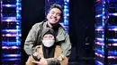 Tak ada alasan bagi Robby Purba meninggalkan sang ibunda. Bahkan, saat bekerja ia pun mengajak Opung. (Foto: Instagram/@robbypurba)