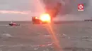 Sebuah gambar menampilkan suatu kilang minyak diatas laut yang terbakar di Laut Kaspia, Azerbaijan, (5/12) . Kilang minyak tersebut adalah milik Perusahaan negara SOCAR. (Reuters)