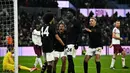 Pemain Aston Villa, Amadou Onana merayakan gol bersama rekan-rekannya ke gawang West Ham pada laga lanjutan putaran ketiga Piala FA di Villa Park, Brimingham, Inggris, Minggu (11/01/2025). (AFP/Ben Stansall)
