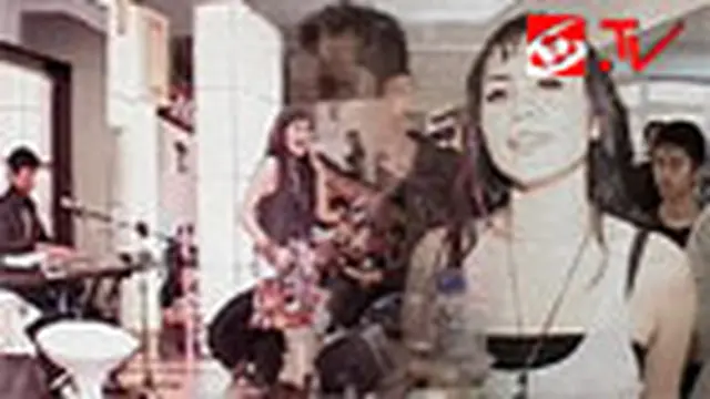 Momo 'Geisha' Mandi Keringat di Bali