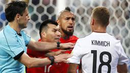 Gelandang Jerman, Joshua Kimmich, bersitegang dengan pemain Cile, Arturo Vidal pada laga final Piala Konfederasi 2017 di Stadion Saint Petersburg, Rusia, Minggu (3/7/2017). Jerman menang 1-0 atas Cile. (EPA/Yuri Kochetkov)
