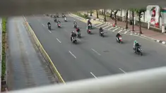 Pengendara sepeda motor melintasi Jalan MH Thamrin, Jakarta, Senin (24/5/2020). Kepala Dinas Perhubungan Provinsi DKI Jakarta Syafrin Liputo mengungkapkan kebijakan ganjil genap terhadap sepeda motor belum akan diterapkan dan hanya berlaku bagi kendaraan roda empat. (Liputan6.com/Immanuel Antonius)
