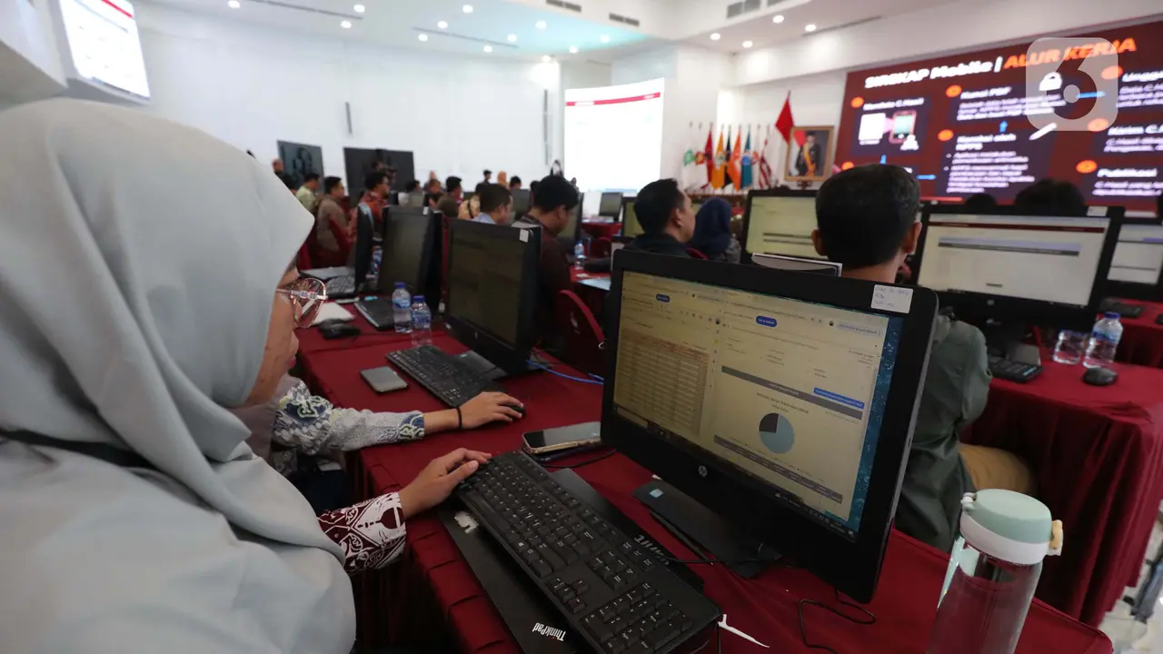 Memantau Ruang Monitoring Rekapitulasi Penghitungan Suara Pilkada Serentak 2024