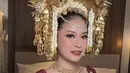 Hanggini pun tampil dengan gaya rambut sanggul dihiasi suntiang dan ronce melati khas pengantin Sumatera. [@fidelhertamakeup]