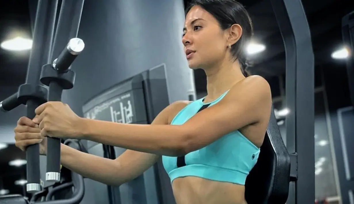 Meski berprofesi sebagai artis dengan jam kerja yang tidak teratur, Aurelie rajin mengisi waktu luangnya dengan berolahraga untuk tetap menjaga kesehatan tubuhnya. Sehingga dapat menjaga kondisi fisiknya dan tetap bugar dalam menghadapi tuntutan pekerjaan. (Liputan6.com/IG/@aurelie)
