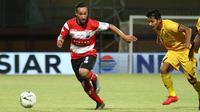 Aksi Diego Assis (kiri) pada laga bersama Madura United. (Bola.com/Aditya Wany)