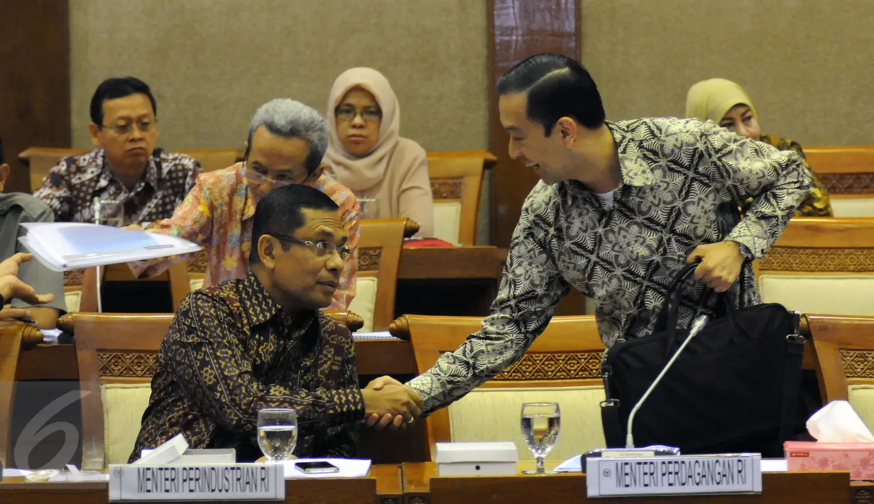 Menteri Perindustrian Saleh Husin (kiri depan) bersalaman dengan Mendag, Thomas Trikasih Lembong saat rapat dengan Komisi VI DPR RI di Kompleks Parlemen, Jakarta, Kamis (26/11/2015). Rapat membahas gula rafinasi. (Liputan6.com/Helmi Fithriansyah)