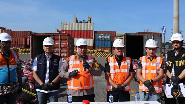 Polisi mengamankan 3 tersangka pengiriman kendaraan ilegal ke Timor Leste. (Dian Kurniawan/Liputan6.com)
