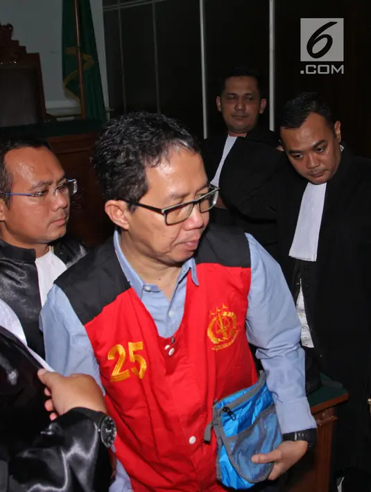 Terdakwa kasus penghancuran barang bukti dugaan pengaturan skor Joko Driyono usai mengikuti sidang di Pengadilan Negeri Jakarta Selatan, Selasa (2/7/2019). Sidang dengan agenda pembacaan tuntutan tersebut ditunda sampai tanggal 4 Juli 2019. (Liputan6.com/Herman Zakharia)