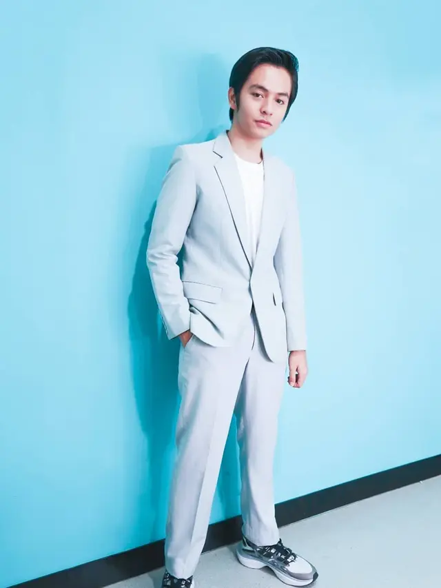 7 Gaya Angga Yunanda Tampil Stylish dengan Setelan Jas Ini Curi Perhatian