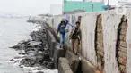 Warga sedang memancing di tanggul laut kawasan Muara Baru, Jakarta, Selasa (4/2/2025). (Liputan6.com/Herman Zakharia)