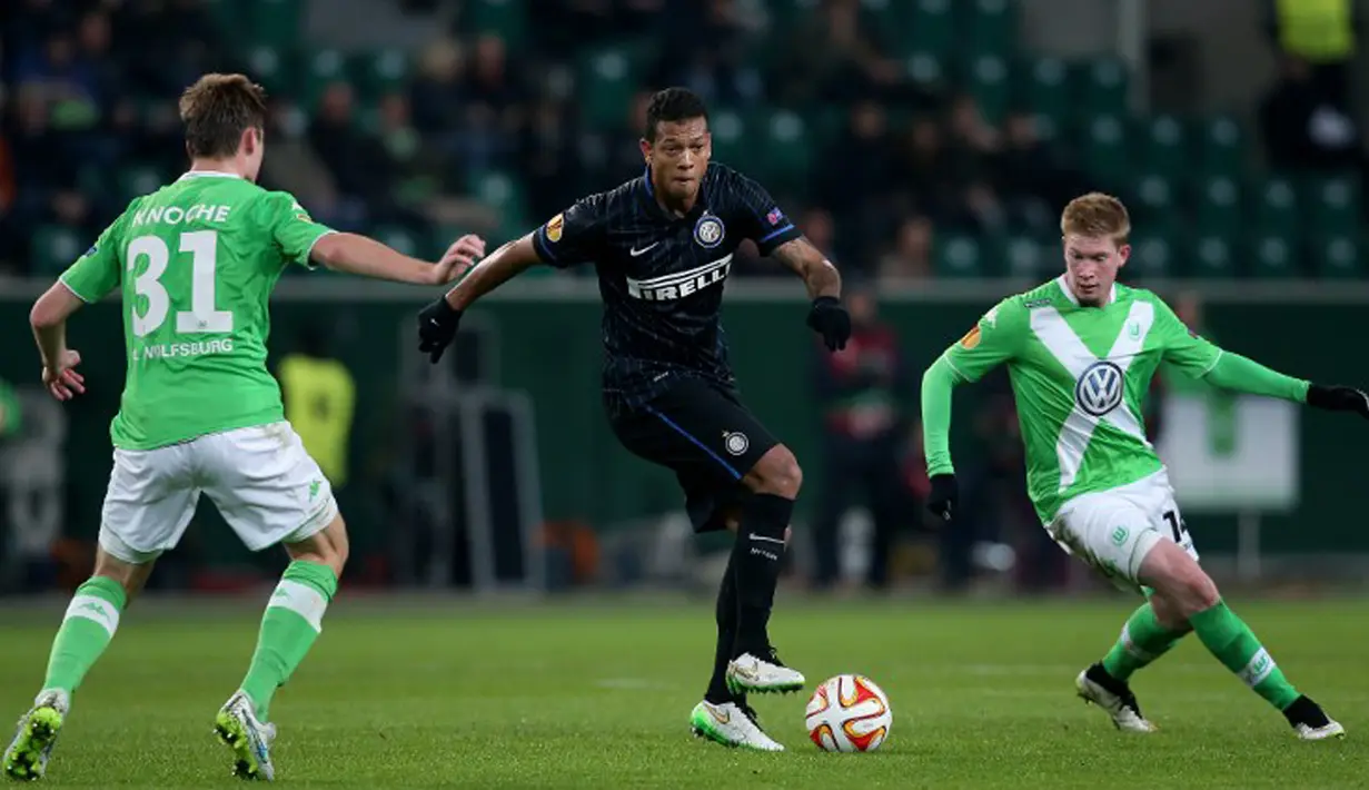 Gelandang Inter Milan, Fredy Guarin (tengah) berusaha melewati dua pemain Wolfsburg di leg pertama 16 besar Liga Europa di Stadion Volkswagen Arena, Jumat (13/3/2015). Wolfsburg menang 3-1 atas Inter Milan. (AFP FOTO/Ronny Hartmann)