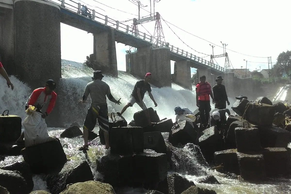20161015-bendung katulampa-bogor-sampah