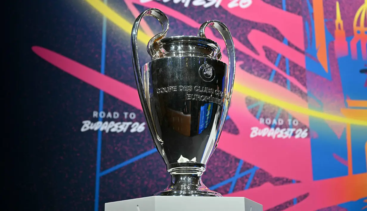 Laga besar lain melibatkan juara bertahan, Paris Saint-Germain, yang akan meladeni penguasa Piala Dunia Antarklub 2025, Chelsea. Tampak foto yang menunjukkan Piala Liga Champions UEFA menjelang pengundian babak 16 besar, perempat final, dan semifinal Liga Champions 2025/2026 di House of European Football di Nyon, Swiss, Jumat (27/2/2026). (Harold CUNNINGHAM/AFP)
