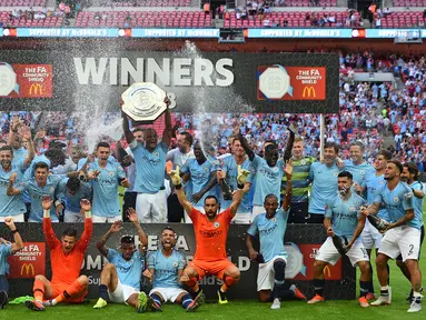 Para pemain Manchester City merayakan gelar juara usai mengalahkan Chelsea pada laga Community Shield di Stadion Wembley, London, Minggu (5/8/2018). Man City menang 2-0 atas Chelsea. (AFP/Glyn Kirk)