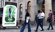 Sebuah papan iklan yang mempromosikan Piala Dunia 2026 terlihat di luar Faneuil Hall Marketplace pada 10 Maret 2026 di Boston, Massachusetts. (Maddie Meyer/Getty Images via AFP)