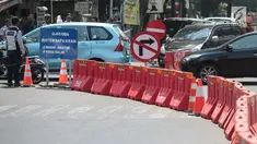 Petugas mengatur lalu lintas saat uji coba sistem satu arah di Jalan KH Wahid Hasyim, Jakarta, Selasa (9/10). Dalam uji coba tersebut, kendaraan dari arah Jalan Agus Salim dilarang berbelok menuju Jalan KH Wahid Hasyim. (Liputan6.com/Faizal Fanani)