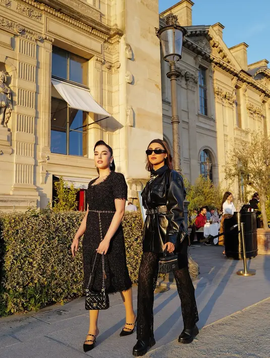 Gaun tersebut memiliki potongan klasik dengan aksen kancing depan dan pinggang yang dipermanis rantai emas sebagai sabuk, menambahkan sentuhan mewah pada keseluruhan look. [@tasyafarasya].