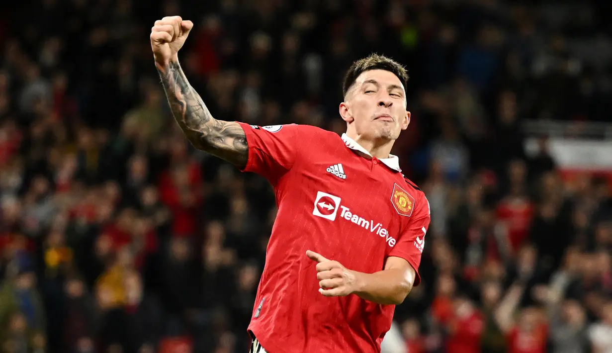 Bek mungil yang ditebus Manchester United dari Ajax ini sukses membayar keraguan publik dengan kualitasnya yang jempolan. Lisandro Martinez merupakan pilihan utama dan selalu dimainkan Ten Hag untuk mengawal lini pertahanan Setan Merah. (AFP/Oli Scarff)