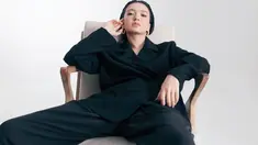 Tampil dalam busana serba hitam, gaya OOTD Raline Shah ini curi perhatian. Dirinya tampil dalam begitu elegan dengan busana formal. (Liputan6.com/IG/@ralineshah)