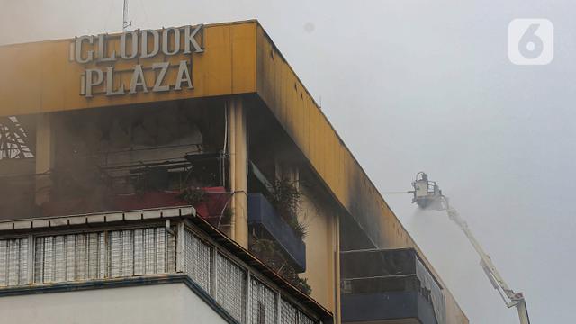 Pasca-Kebakaran Hebat, Petugas Gulkarmat Jakarta Berjibaku Dinginkan Glodok Plaza