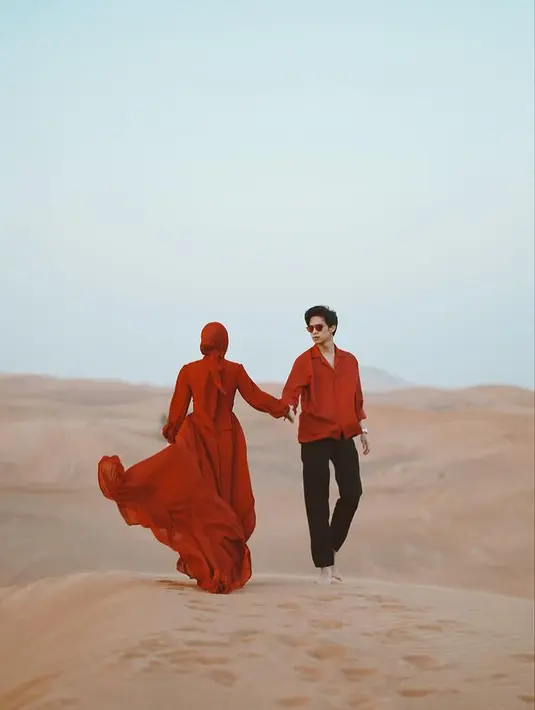 Tak sendirian, ia pun didampingi oleh sang suami. Keduanya sempat menjalani pemotretan bersama di gurun pasir Dubai. (Instagram/rey_mbayang).