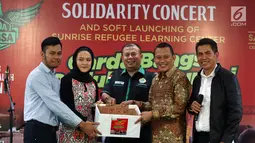 Sekjen PKB Abdul Kadir Karding (kedua kanan) bersama Ketua Umum Garda Bangsa Cucun Syamsurijal (tengah) secara simbolis menunjukan kantong santunan saat acara Penggalangan dana untuk Pengungsi Rohingnya, Jakarta, Selasa (12/9). (Liputan6.com/Johan Tallo)