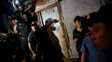 Petugas berjaga di luar rumah yang dikenal sebagai sarang peredaran obat-obatan terlarang di Manila, Filipina, (1/11).  Menurut keterangan polisi dan saksi mata, terdapat lima orang yang tewas ditembak oleh orang tak dikenal. (REUTERS/Damir Sagolj)