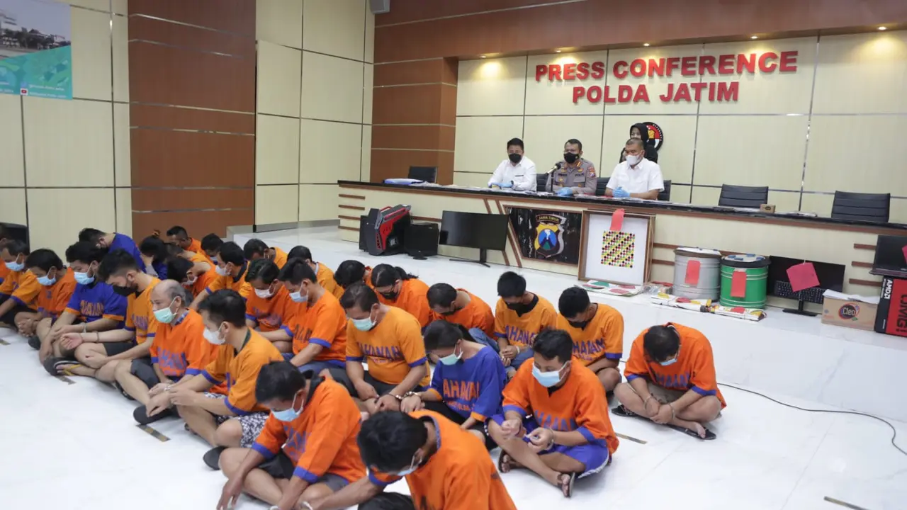 Para tersangka kasus perjudian diamankan di Polda Jatim. (Dian Kurniawan/Liputan6.com).