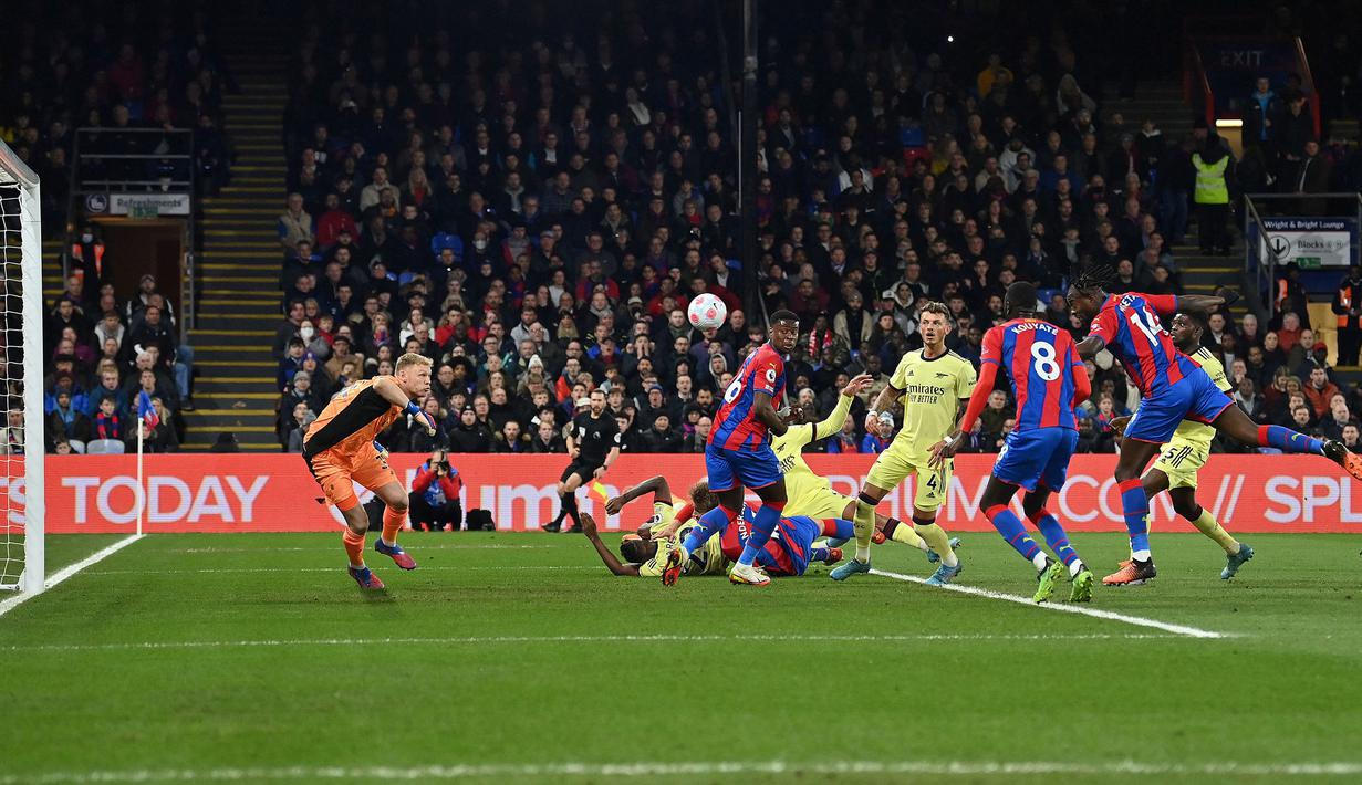 Pendukung The Eagles bergemuruh pada menit ke-16 usai Jean-Philippe Mateta (kanan) mencetak gol pembuka. Gol bermula dari sepakan bebas Gallagher yang menuju ke arah Joachim Andersen. Sontekan Andersen lantas diselesaikan lewat tandukan pemain berkebangsaan Prancis tersebut. (AFP/Glyn Kirk)