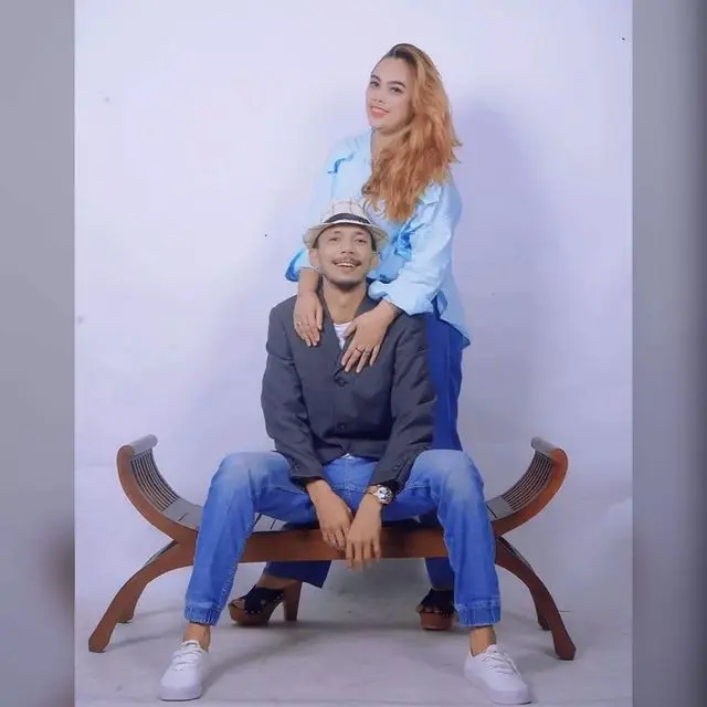 Pernah Viral, Ini 7 Potret Terbaru Norman Kamaru Bersama Istri yang Jarang Tersorot