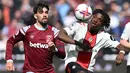 Pemain Southampton, Romeo Lavia (kanan) berebut bola dengan pemain West Ham United, Lucas Paqueta pada laga lanjutan Liga Inggris 2022/2023 di London Stadium, London, Inggris, 2 April 2023. Gelandang asal Belgia tersebut kini memiliki nilai pasar sebesar 25 juta euro. Ia masih terikat kontrak dengan The Saint hingga 2027. (AFP/Glyn Kirk)